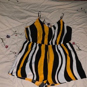 SHEIN Plus Stripped Print Cami Romper 2XL Black/ Gold/ White